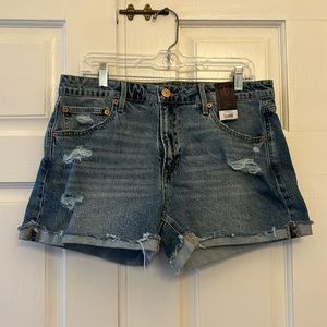 No Boundaries Juniors High Rise Denim Shorts, Size 13. Medium Wash/Distressed.